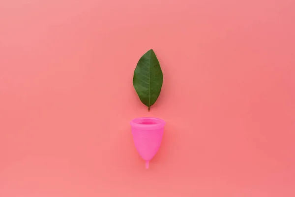 Menstruation kopp på rosa bakgrund. Alternativ feminin hygienprodukt under perioden. Kvinnors hälsa. Uppfattat utrymme. Miljövänligt koncept, noll avfallsprodukt. Platt läggning, mockup, mall — Stockfoto