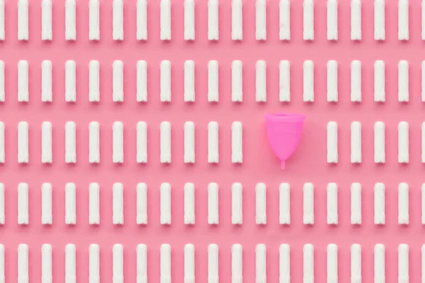 Menstruation kopp och tamponger på rosa bakgrund. Alternativ feminin hygienprodukt under perioden. Kvinnors hälsa. Uppfattat utrymme. Miljövänligt koncept, noll avfallsprodukt. Platt läggning, mockup, temp — Stockfoto