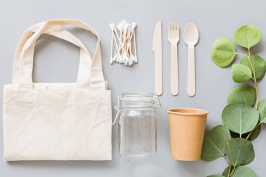 Çevresel doğal ürünler gri arka planda yatıyordu. Sürdürülebilir yaşam tarzı kavramı. sıfır atık, plastiksiz eşyalar. Plastik kirliliğini durdurun. Üst görünüm, genel görünüm, şablon, model.