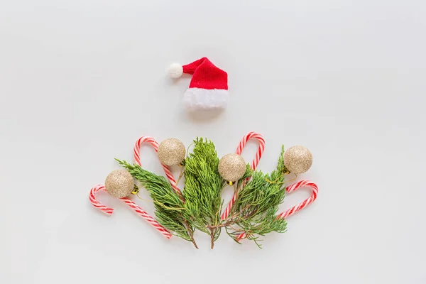 Новорічна композиція з ялиновими гілками, цукерками на білому. концепція нового року. Вітальна листівка, зимові свята, святкування Різдва 2020 року. Плоский простір, вид зверху, простір для копіювання, макет, шаблон — стокове фото