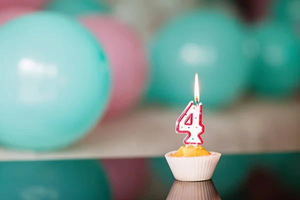 Születésnapi torta és színes léggömbök a háttérben, ünnepelni 4 éves születésnapi — Stock Fotó