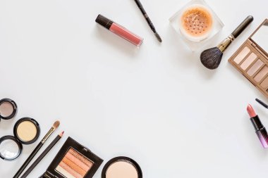 Beyaz arkaplanda kopya alanı olan ögeler oluştur. Lüks dekoratif kozmetik set düz, üst görünüm, model, şablon. Asgari düzeyde. Güzellik blogcusu kavramı.