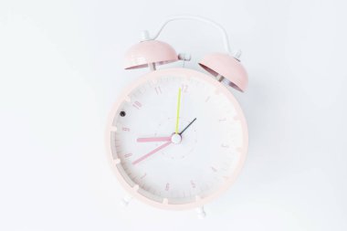 Beyaz arka planda Vintage çalar saat pembe renk. Dinlenme saatleri iyi. Düz döşeme, üst görünüm, kopyalama alanı, mockup, genel