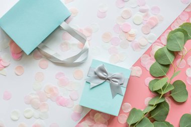 Hediye ya da hediye kutusu ve pembe masa manzaralı konfeti. Doğum günü, Anneler Günü, 8 Mart, Noel, Yeni Yıl, Sevgililer Günü ya da düğün için beste. Tatil kavramı