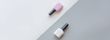 Moda jel cilaları beyaz ve gri arka planda. Asgari düzeyde. Düz konum, üst görünüm, maket, boşluk şablonu kopyala, genel tepe