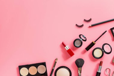 Pembe arkaplandaki nesneleri uydur. Lüks dekoratif kozmetik set düz, üst görünüm, model, şablon. Asgari düzeyde. Güzellik blogcusu kavramı.