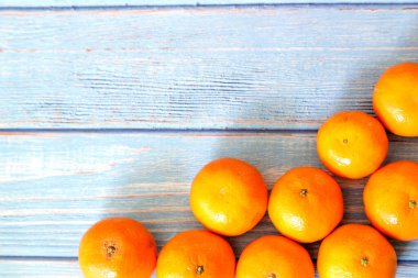 Yaratıcı düz, mavi ahşap zemin üzerinde taze portakal meyvesinin fotokopi alanı ile üst görünümü yatıyordu. Taze narenciye.