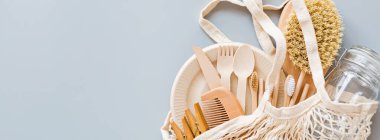 Çevresel doğal kağıt bardaklar, pipetler, diş fırçası düz gri arka planda yatıyordu. Sürdürülebilir yaşam tarzı kavramı. sıfır atık, plastiksiz eşyalar. Plastik kirliliğini durdurun. Üst görünüm, genel görünüm, şablon, model.