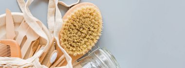 Çevresel doğal kağıt bardaklar, pipetler, diş fırçası düz gri arka planda yatıyordu. Sürdürülebilir yaşam tarzı kavramı. sıfır atık, plastiksiz eşyalar. Plastik kirliliğini durdurun. Üst görünüm, genel görünüm, şablon, model.