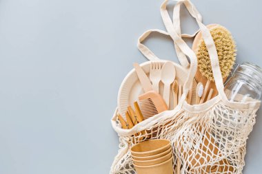Çevresel doğal kağıt bardaklar, pipetler, diş fırçası düz gri arka planda yatıyordu. Sürdürülebilir yaşam tarzı kavramı. sıfır atık, plastiksiz eşyalar. Plastik kirliliğini durdurun. Üst görünüm, genel görünüm, şablon, model.