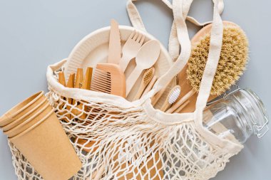 Çevresel doğal kağıt bardaklar, pipetler, diş fırçası düz gri arka planda yatıyordu. Sürdürülebilir yaşam tarzı kavramı. sıfır atık, plastiksiz eşyalar. Plastik kirliliğini durdurun. Üst görünüm, genel görünüm, şablon, model.