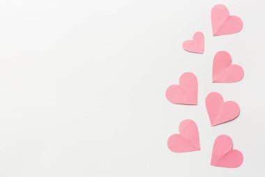 Beyaz pembe şömineli sevgililer günü geçmişi. Düz konum, üst görünüm, model, şablon, kopyalama alanı. 14 Şubat kutlamaları için asgari soyut kompozisyon