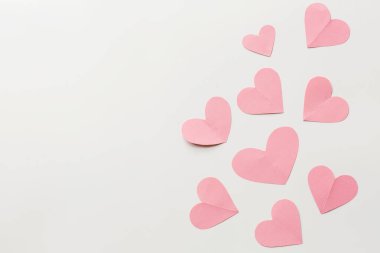 Beyaz pembe şömineli sevgililer günü geçmişi. Düz konum, üst görünüm, model, şablon, kopyalama alanı. 14 Şubat kutlamaları için asgari soyut kompozisyon