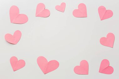 Beyaz pembe şömineli sevgililer günü geçmişi. Düz konum, üst görünüm, model, şablon, kopyalama alanı. 14 Şubat kutlamaları için asgari soyut kompozisyon