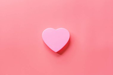 Pembe şömineli sevgililer günü geçmişi. Düz konum, üst görünüm, model, şablon, kopyalama alanı. 14 Şubat kutlamaları için asgari soyut kompozisyon