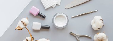 Jel tırnak cilası, makas, tırnak törpüsü, pamuk ve okaliptüs çiçekli şık manikür aksesuarları. Yatay web pankartı. Düz konum, üst görünüm, maket, boşluk şablonu kopyala, genel tepe