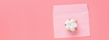 Pembe zarf ve pamuk çiçeği. Düz konum, üst görünüm, model, şablon, kopyalama alanı. 14 Şubat kutlamaları için asgari soyut kompozisyon