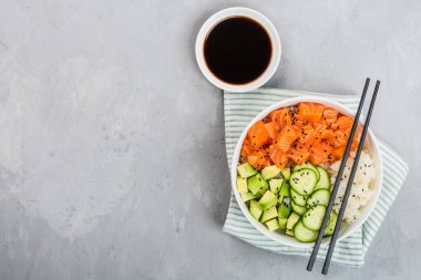 Hawaii somon kasesi, salatalık, avokado, susam tohumu ve pilav. Üst görünüm, genel görünüm, düz görünüm, model, şablon. Sağlıklı gıda konsepti