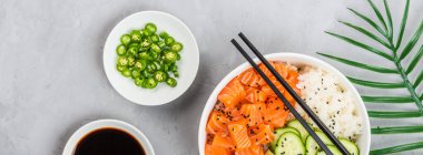 Hawaii somon kasesi, salatalık, avokado, susam tohumu ve pilav. Üst görünüm, genel görünüm, düz görünüm, model, şablon. Sağlıklı gıda konsepti