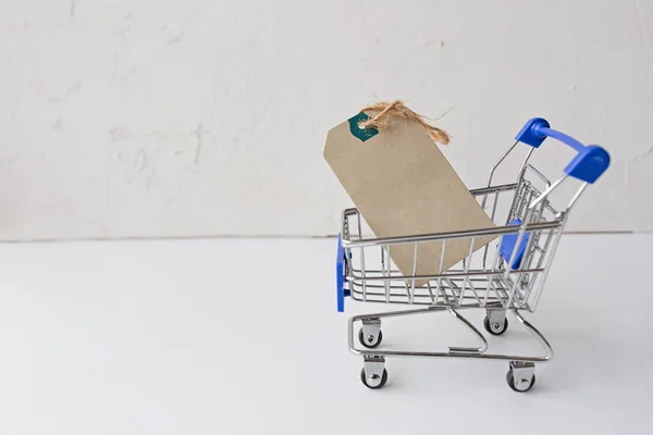 Composizione di promozione creativa per la vendita di shopping online su sfondo bianco con carrello della spesa. mockup, modello — Foto Stock