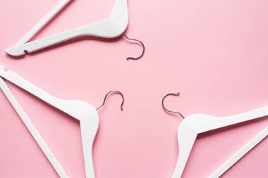 pastel pembe arka plan üzerinde beyaz ahşap omuz. Moda kadınsı blog satış mağaza promo tasarım alışveriş konsepti. Düz yatıyordu, üst görünüm, mockup, havai