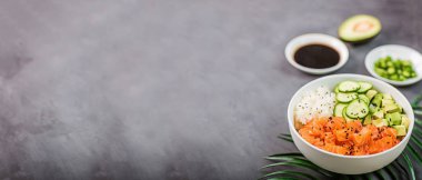 Hawaii somon kasesi, salatalık, avokado, susam tohumu ve pilav. Üst görünüm, genel görünüm, düz görünüm, model, şablon. Sağlıklı gıda konsepti