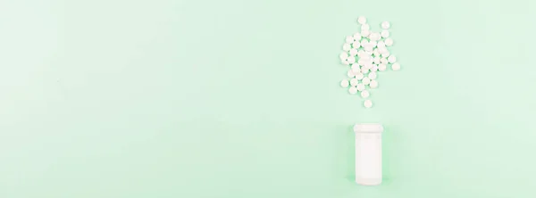 Λευκά χάπια σε παστέλ πράσινο φόντο. Επίπεδο lay, κορυφαία άποψη, γενικά, mockup, πρότυπο, αντιγραφή χώρου. Φαρμακευτική και ιατρική έννοια — Φωτογραφία Αρχείου