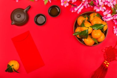 2020 yılındaki Çin aksesuarları ve Ay Yeni Yıl Festivali konsepti dekorasyonları. Tepede, en üstte. Boşluğu kopyala, şablon modellemesi