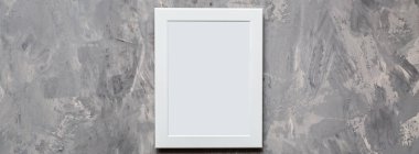Gri beton arka planda fotoğraf çerçevesi. Düğün için. Doğum günü. Mutlu kadınlar günü. Anneler Günü. Sevgililer Günü. Düz konum, üst görünüm, model, şablon, genel görünüm, boşluğu kopyala