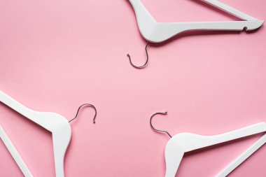 pastel pembe arka plan üzerinde beyaz ahşap omuz. Moda kadınsı blog satış mağaza promo tasarım alışveriş konsepti. Düz yatıyordu, üst görünüm, mockup, havai