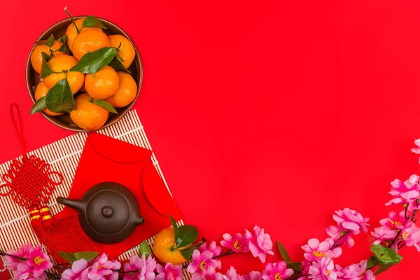 2020 yılındaki Çin aksesuarları ve Ay Yeni Yıl Festivali konsepti dekorasyonları. Tepede, en üstte. Boşluğu kopyala, şablon modellemesi