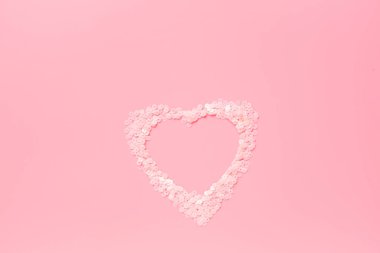 Pembe şömineli sevgililer günü geçmişi. Düz konum, üst görünüm, model, şablon, kopyalama alanı. 14 Şubat kutlamaları için asgari soyut kompozisyon