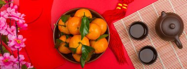 2020 yılındaki Çin aksesuarları ve Ay Yeni Yıl Festivali konsepti dekorasyonları. Tepede, en üstte. Boşluğu kopyala, şablon modellemesi