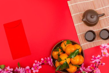 2020 yılındaki Çin aksesuarları ve Ay Yeni Yıl Festivali konsepti dekorasyonları. Tepede, en üstte. Boşluğu kopyala, şablon modellemesi