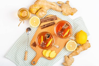 Beyaz arka planda limonlu zencefil çayı ve bal. Düz yatış, üst görünüm, maket, şablon, genel görünüş