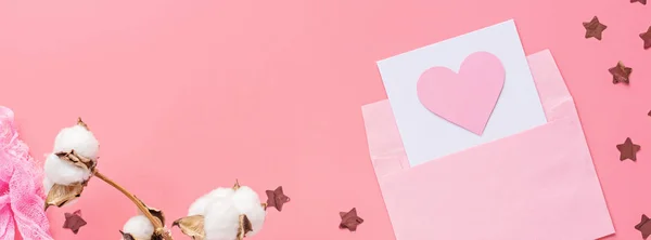 Fondo del día de San Valentín. tarjeta de felicitación con hogar rosa en sobre. Colocación plana, vista superior, maqueta, plantilla, espacio para copiar. Composición abstracta mínima para la celebración del 14 de febrero —  Fotos de Stock