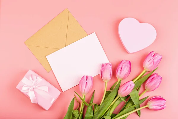 View from above tulips and gift box with copy space. Background for womens day, 8 March. Flat lay style, top view, mockup, template, overhead. Greeting for Womens or Mothers Day. — 스톡 사진