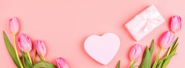 Yukarıdan laleleri ve fotokopi alanı olan hediye kutusunu izle. Kadınlar Günü için arka plan, 8 Mart Sevgililer Günü, 14 Şubat. Düz yatış stili, üst görünüm, model, şablon, genel giderler. Tebrik kartı