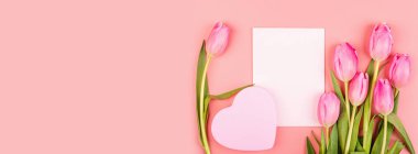 Yukarıdan laleleri ve fotokopi alanı olan hediye kutusunu izle. Kadınlar Günü için arka plan, 8 Mart Sevgililer Günü, 14 Şubat. Düz yatış stili, üst görünüm, model, şablon, genel giderler. Tebrik kartı