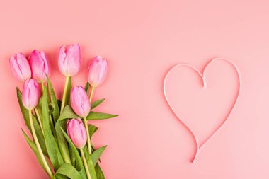 Yukarıdan laleleri ve fotokopi alanı olan hediye kutusunu izle. Kadınlar Günü için arka plan, 8 Mart Sevgililer Günü, 14 Şubat. Düz yatış stili, üst görünüm, model, şablon, genel giderler. Tebrik kartı