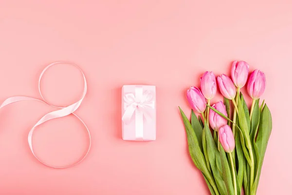 View from above tulips and gift box with copy space. Background for womens day, 8 March Valentines day, 14 february. Flat lay style, top view, mockup, template, overhead. Greeting card — 스톡 사진