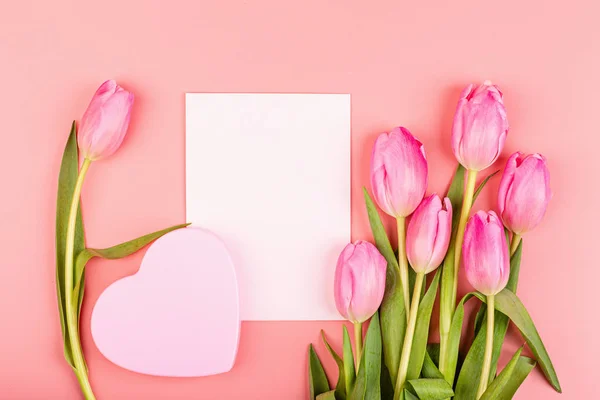 Uitzicht van boven tulpen en geschenkdoos met kopieerruimte. Achtergrond voor vrouwendag, 8 maart Valentijnsdag, 14 februari. Platte lay stijl, bovenaanzicht, model, sjabloon, overhead. Wenskaart — Stockfoto