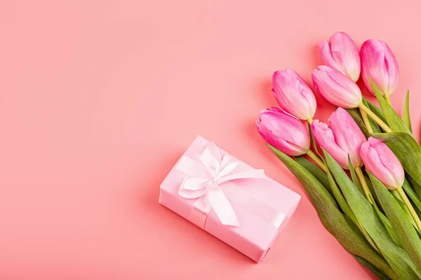 Uitzicht van boven tulpen en geschenkdoos met kopieerruimte. Achtergrond voor vrouwendag, 8 maart Valentijnsdag, 14 februari. Platte lay stijl, bovenaanzicht, model, sjabloon, overhead. Wenskaart — Stockfoto