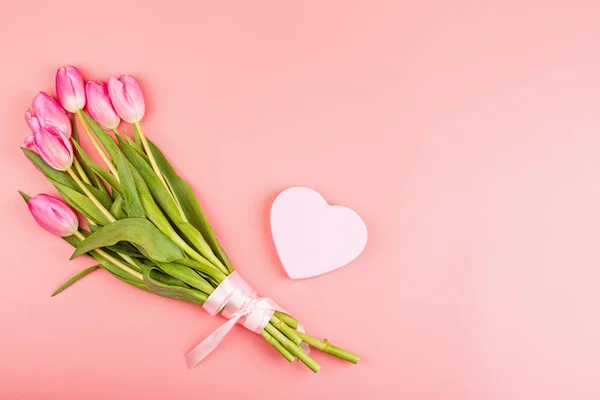 Uitzicht van boven tulpen en geschenkdoos met kopieerruimte. Achtergrond voor vrouwendag, 8 maart Valentijnsdag, 14 februari. Platte lay stijl, bovenaanzicht, model, sjabloon, overhead. Wenskaart — Stockfoto