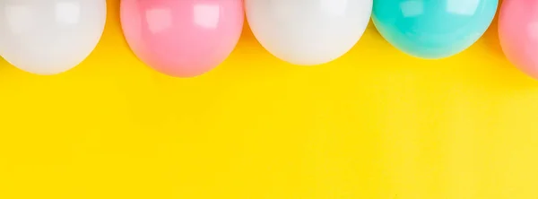 黄色背景的生日快乐气球,顶视图. 平铺风格。 调校，模板，头顶。 生日背景，3月8日，情人节，婚礼，母亲节 — 图库照片