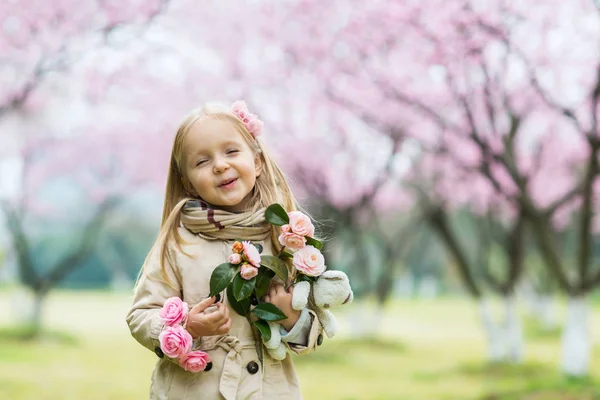 Portrait de belle fille avec des fleurs en fleurs — Photo