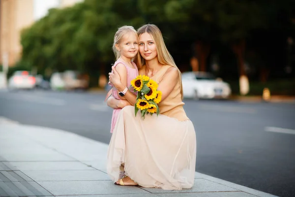 Retrato de mujer y niña hermosa con girasoles — Foto de Stock