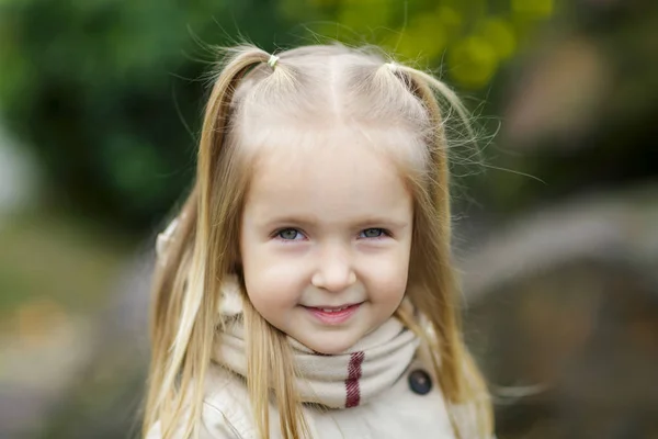 Portret śliczną dziewczynkę w parku — Zdjęcie stockowe