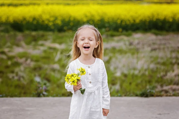 Portrait de belle fille avec des fleurs en fleurs — Photo