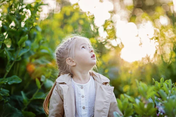 Portrait de belle fille avec des fleurs en fleurs — Photo